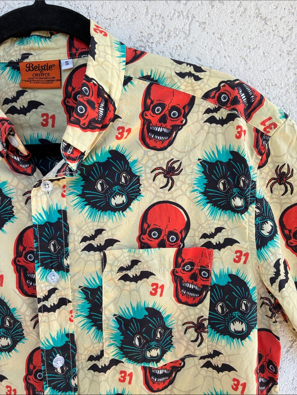 Beistle Retro Halloween Skull and cat print Short-sleeve button up tan, orange